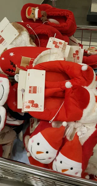 Αστείες χριστουγεννιάτικες παντόφλες στο μαγαζί — Φωτογραφία Αρχείου