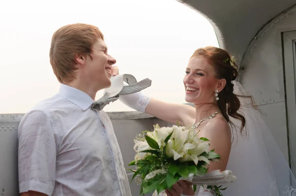 Recém-casados com um buquê de flores juntos em seu casamento da — Fotografia de Stock