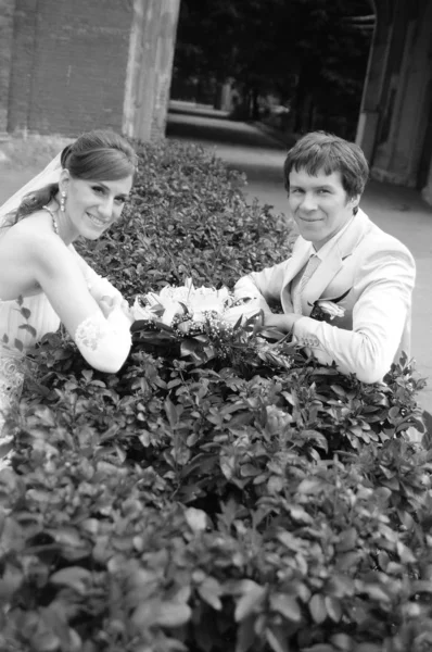 Happy newlyweds with a bouquet of flowers together on their wedd — 스톡 사진