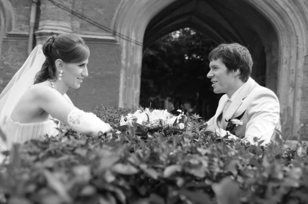 Heureux jeunes mariés avec un bouquet de fleurs ensemble sur leur wedd — Photo