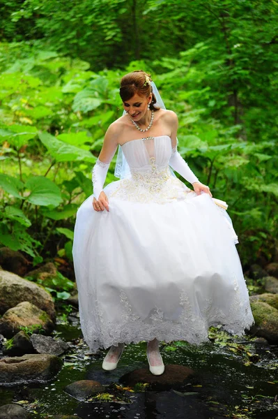 Noiva em um vestido de noiva branco — Fotografia de Stock