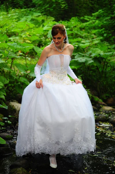 花嫁は白いウェディング ドレス — ストック写真