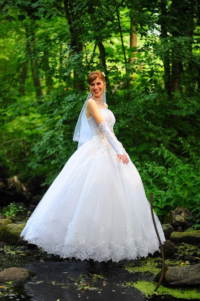 Mariée dans une robe de mariée blanche — Photo