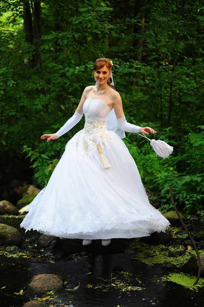 Mariée dans une robe de mariée blanche — Photo