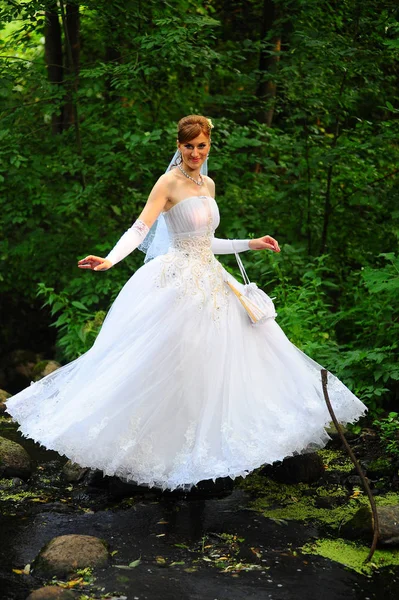 Mariée dans une robe de mariée blanche — Photo
