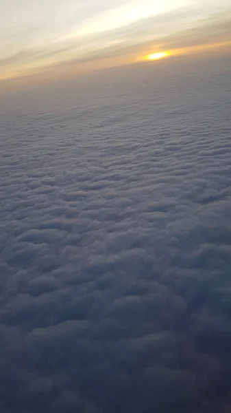 Sonnenuntergang über den Wolken, — Stockfoto