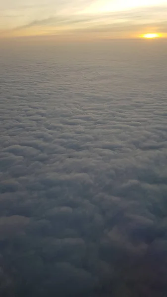 Zonsondergang boven de wolken, — Stockfoto
