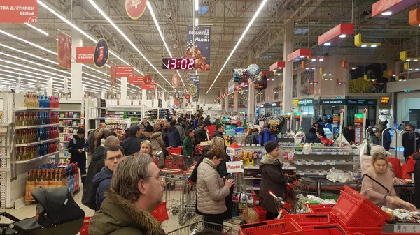 En stor kø av kunder på billettkontoret i supermarkedet – stockfoto