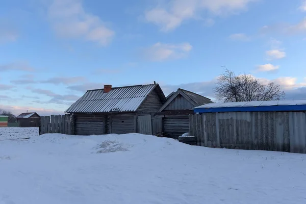 Ξύλινο σπίτι σε ένα μικρό χωριό το χειμώνα — Φωτογραφία Αρχείου