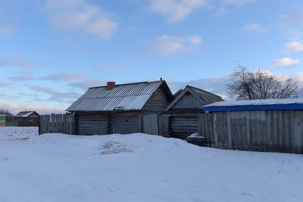 Dřevěný dům v malé vesnici v zimě — Stock fotografie