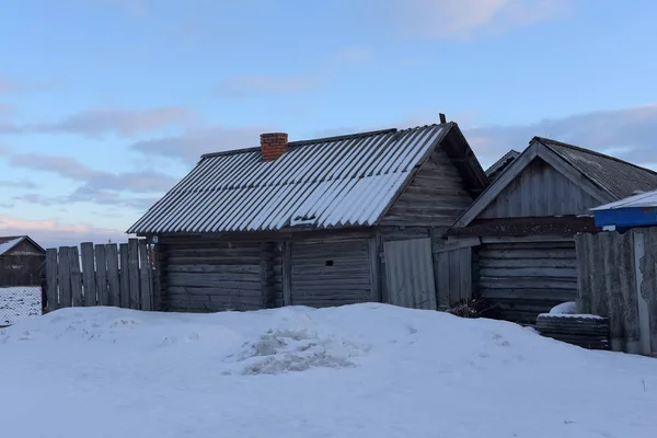 Holzhaus in einem kleinen Dorf im Winter — Stockfoto