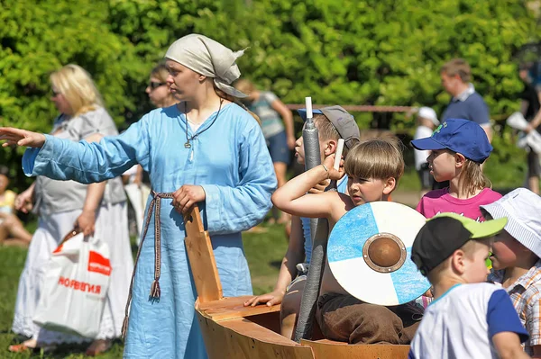 Children play with shields at the Norwegian Vikings festival of — Stock Photo, Image