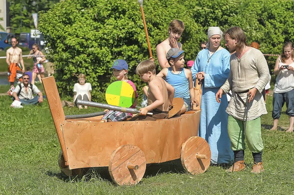 Children play with shields at the Norwegian Vikings festival of — Stock Photo, Image