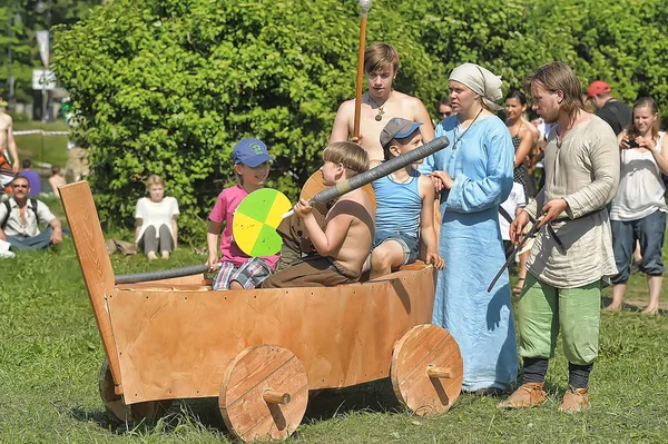 Children play with shields at the Norwegian Vikings festival of — Stock Photo, Image