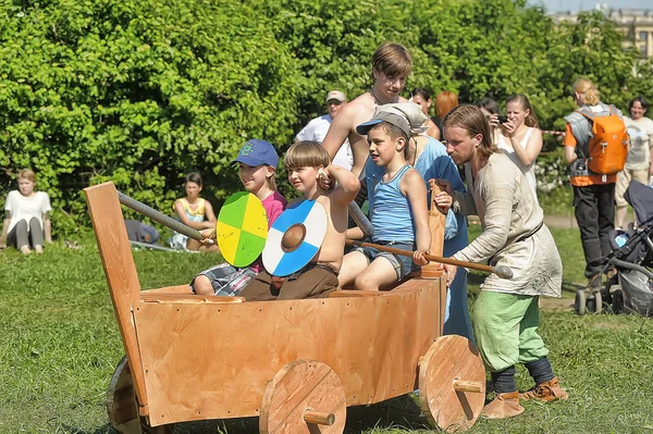 Children play with shields at the Norwegian Vikings festival of — Stock Photo, Image