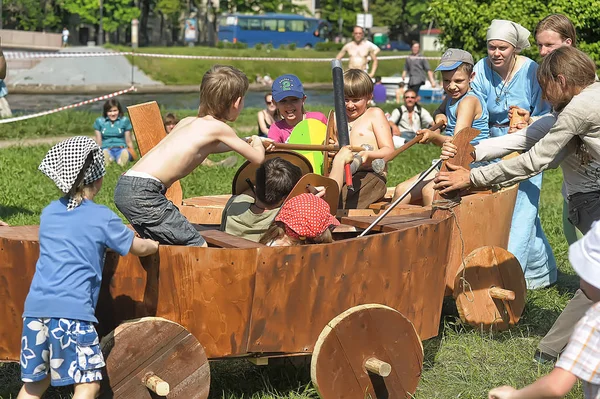 I bambini giocano con gli scudi al festival vichingo norvegese di — Foto Stock
