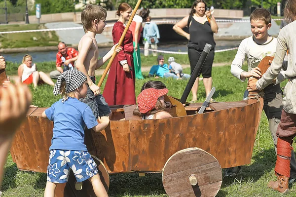 Les enfants jouent avec des boucliers au festival norvégien des Vikings — Photo