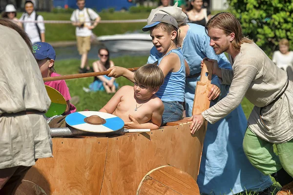 Children play with shields at the Norwegian Vikings festival of — Stock Photo, Image