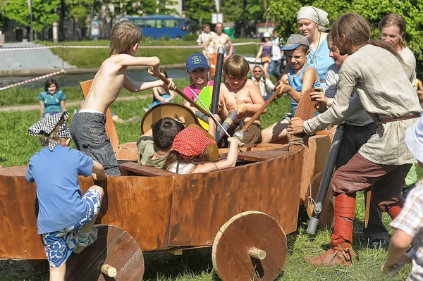 Children play with shields at the Norwegian Vikings festival of — Stock Photo, Image