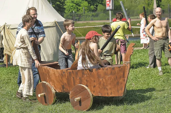 Les enfants jouent avec des boucliers au festival norvégien des Vikings — Photo