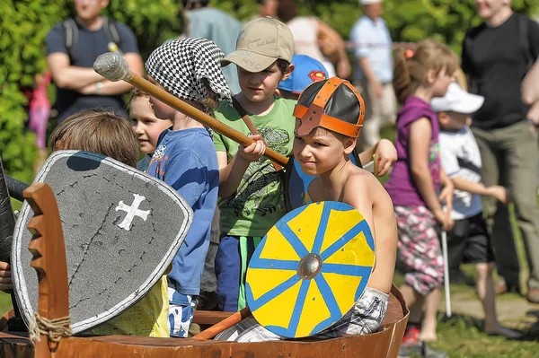 Children play with shields at the Norwegian Vikings festival of — Stock Photo, Image