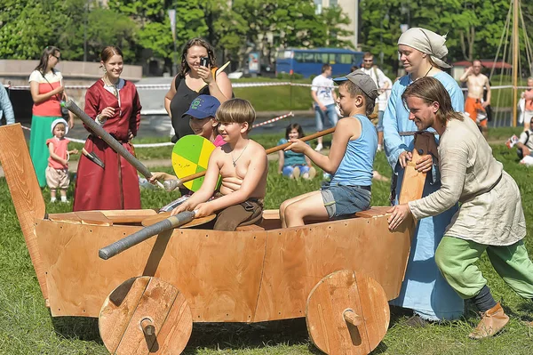 Children play with shields at the Norwegian Vikings festival of — Stock Photo, Image