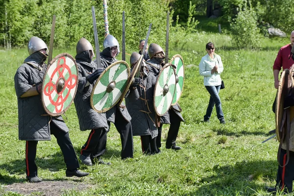 Crianças lutam com espadas no festival da cultura medieval  " — Fotografia de Stock