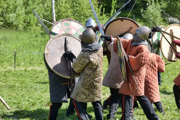 Діти б'ються мечами на фестивалі середньовічної культури. " — стокове фото