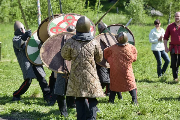 Dzieci walczą mieczami na festiwalu kultury średniowiecznej " — Zdjęcie stockowe