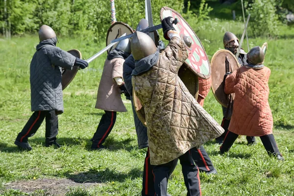 Crianças lutam com espadas no festival da cultura medieval  " — Fotografia de Stock