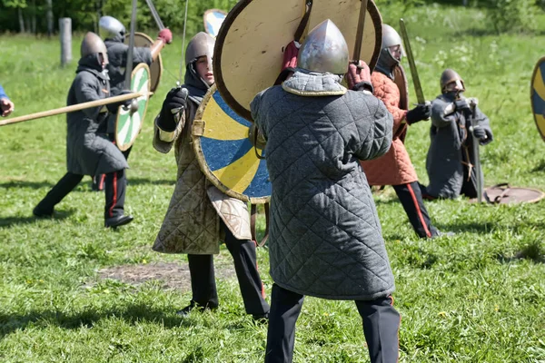 Los niños luchan con espadas en el festival de la cultura medieval  " —  Fotos de Stock
