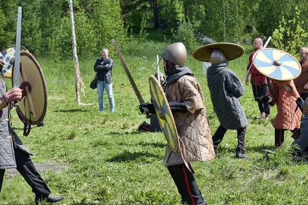 Дети дерутся с мечами на фестивале средневековой культуры  " — стоковое фото