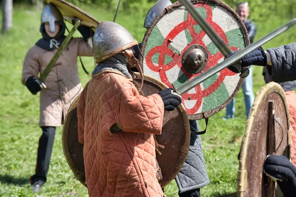 Crianças lutam com espadas no festival da cultura medieval  " — Fotografia de Stock