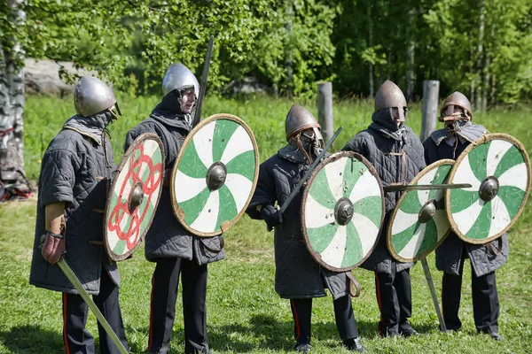 Les enfants se battent avec des épées au festival de la culture médiévale  " — Photo