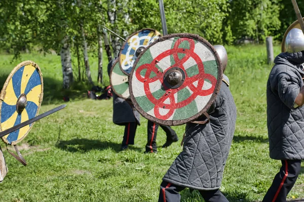 I bambini combattono con le spade alla festa della cultura medievale  " — Foto Stock