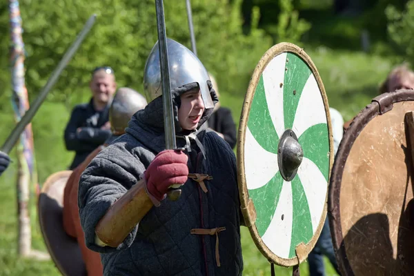 Crianças lutam com espadas no festival da cultura medieval  " — Fotografia de Stock