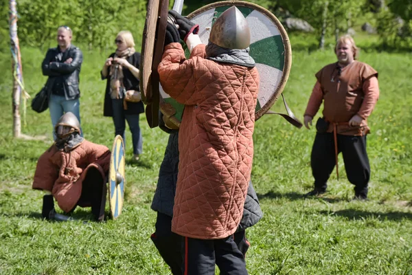 Kinderen vechten met zwaarden op het festival van de middeleeuwse cultuur " — Stockfoto