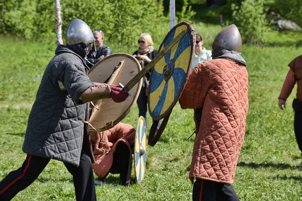 I bambini combattono con le spade alla festa della cultura medievale  " — Foto Stock
