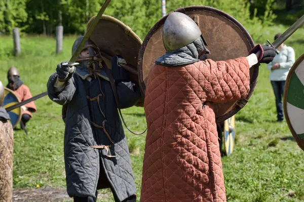 Children fight with swords at the festival of medieval culture " — ストック写真
