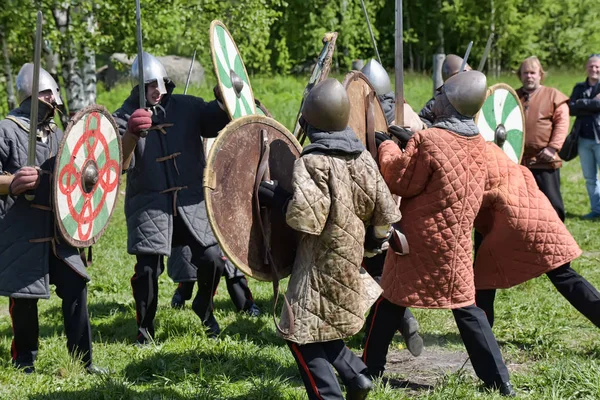 Los niños luchan con espadas en el festival de la cultura medieval  " —  Fotos de Stock