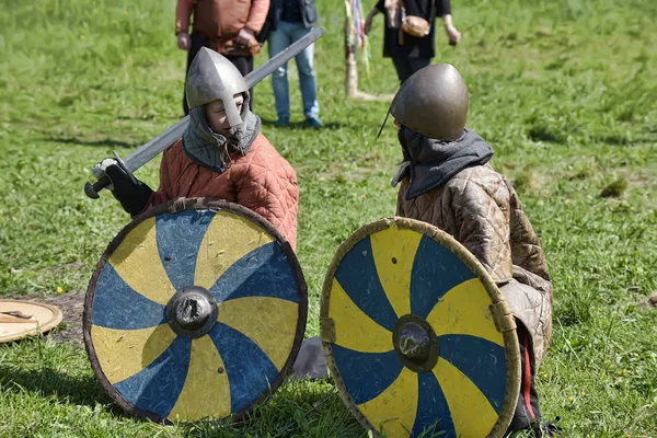 Dzieci walczą mieczami na festiwalu kultury średniowiecznej " — Zdjęcie stockowe