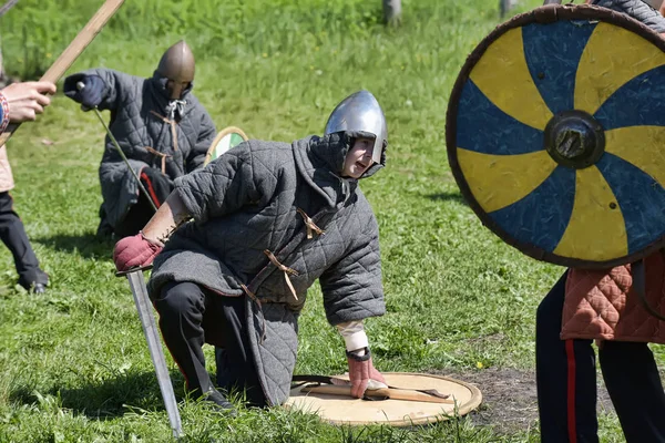 Crianças lutam com espadas no festival da cultura medieval  " — Fotografia de Stock