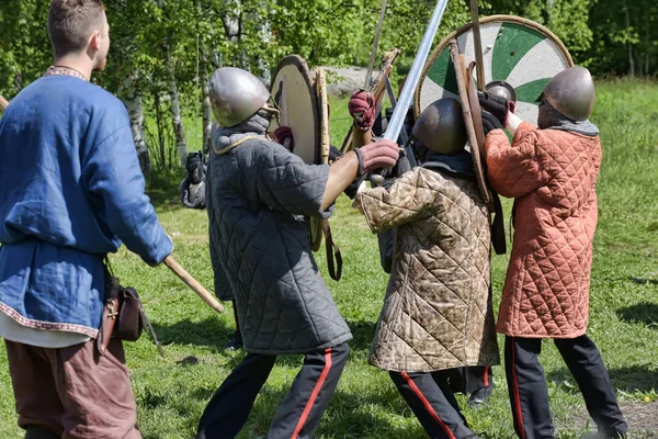 Діти б'ються мечами на фестивалі середньовічної культури. " — стокове фото