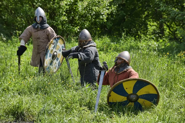Crianças lutam com espadas no festival da cultura medieval  " — Fotografia de Stock
