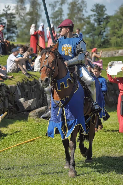 Un caballero con una lanza a caballo en la fortaleza rusa festiva —  Fotos de Stock
