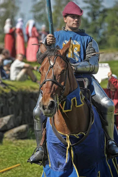 A knight with a spear on a horse at the Russian Fortress festiva — Stock Photo, Image