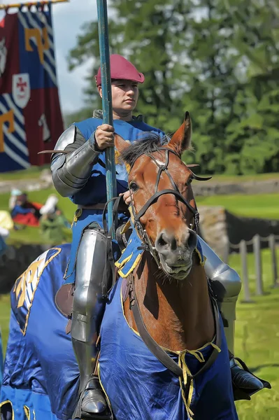 Um cavaleiro com uma lança em um cavalo na Fortaleza festiva russa — Fotografia de Stock