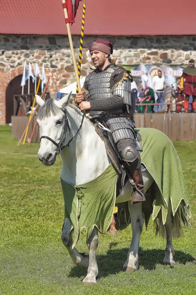 Ένας ιππότης με ένα δόρυ σε ένα άλογο στο ρωσικό φεστιβάλ φρούριο — Φωτογραφία Αρχείου