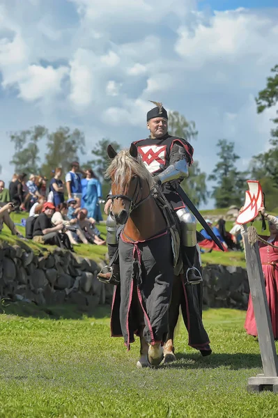 Un caballero con una lanza a caballo en la fortaleza rusa festiva —  Fotos de Stock