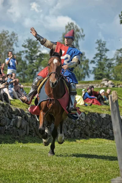 Un cavaliere con una lancia su un cavallo alla Fortezza russa festiva — Foto Stock